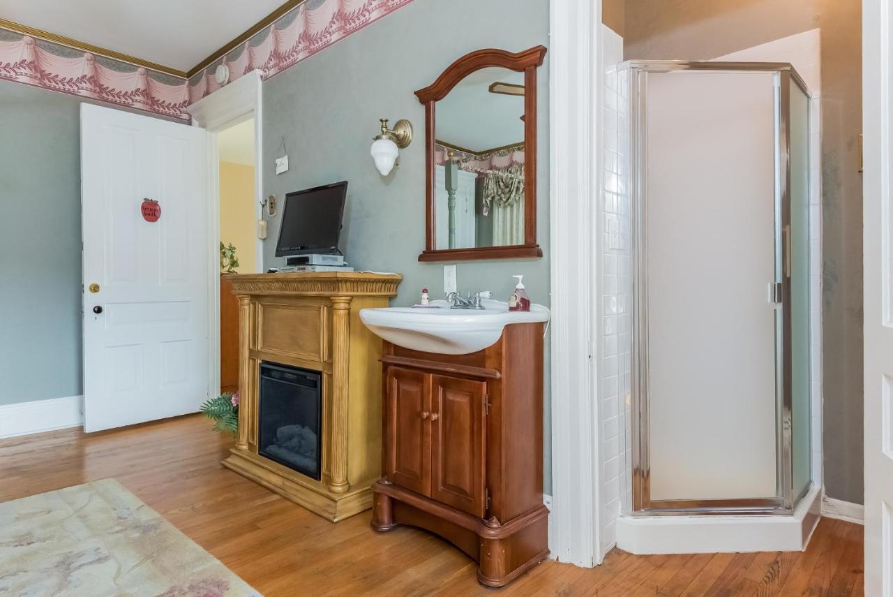 Kingsley House Bed & Breakfast Fennville Екстериор снимка
